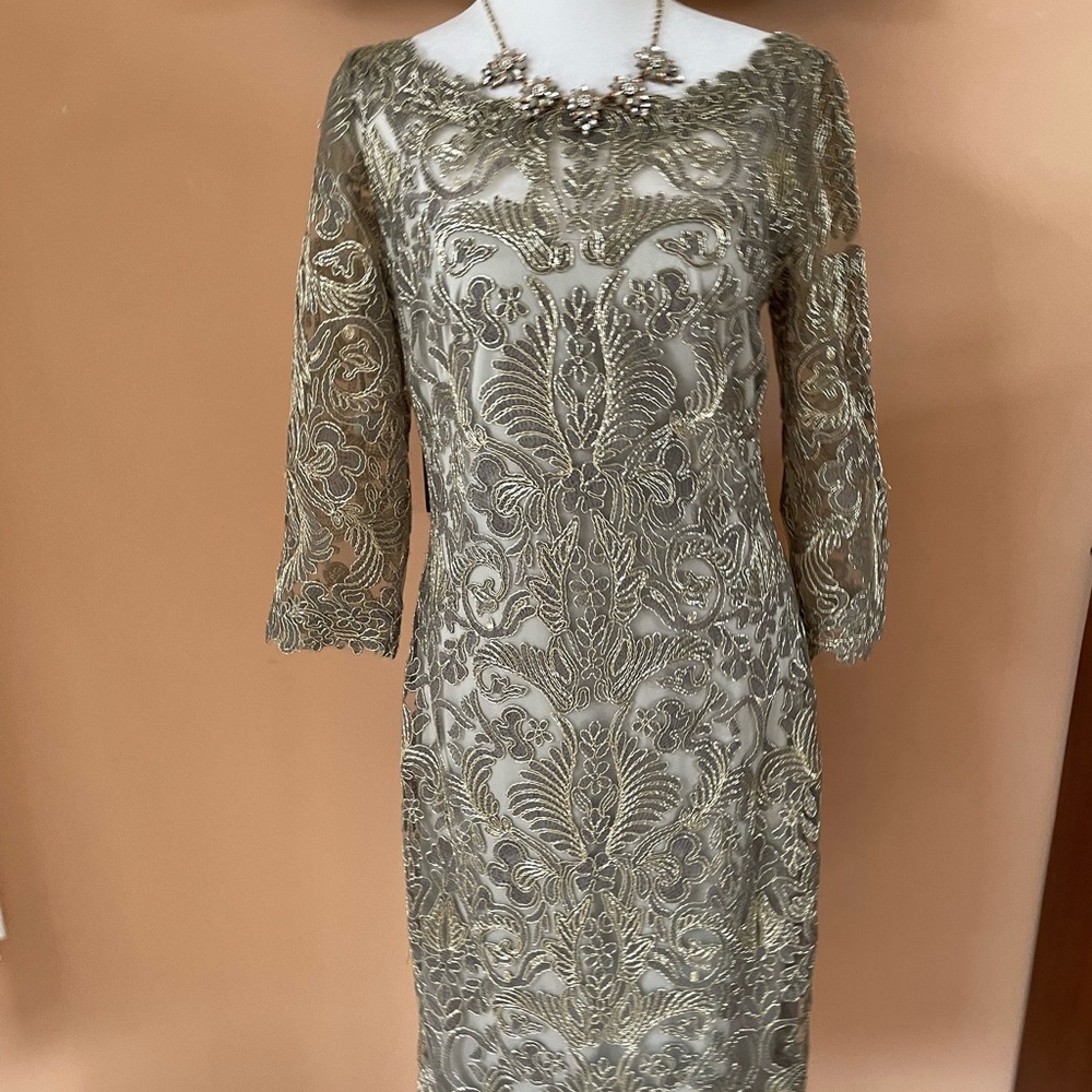 Tadashi Shoji Gorgeous Gray Gold Metallic Floral Design Necklace Included. S 8